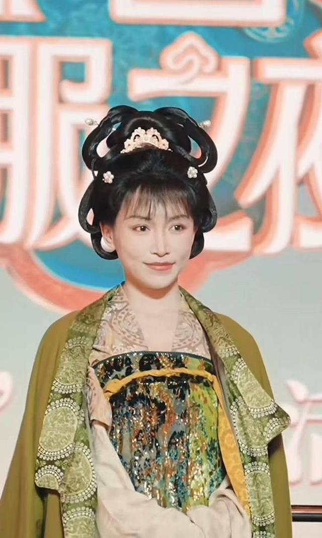 李子柒穿绿色唐朝襦裙太绝了，李子柒亮相中国汉服之夜