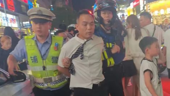长沙警方通报五一广场车祸致8伤：肇事司机已被公安机关控制