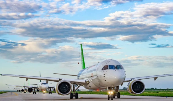 C919成功飞越天路，首降拉萨共襄青藏高原商用航空盛举