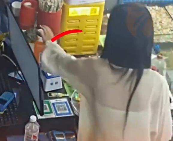 青岛一女子趁无人注意，偷走店家金蟾嘴里百元现金
