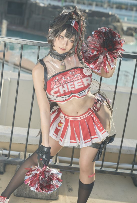 日本推主分享《胜利女神：妮姬》COS：红衣造型，傲人曲线吸睛