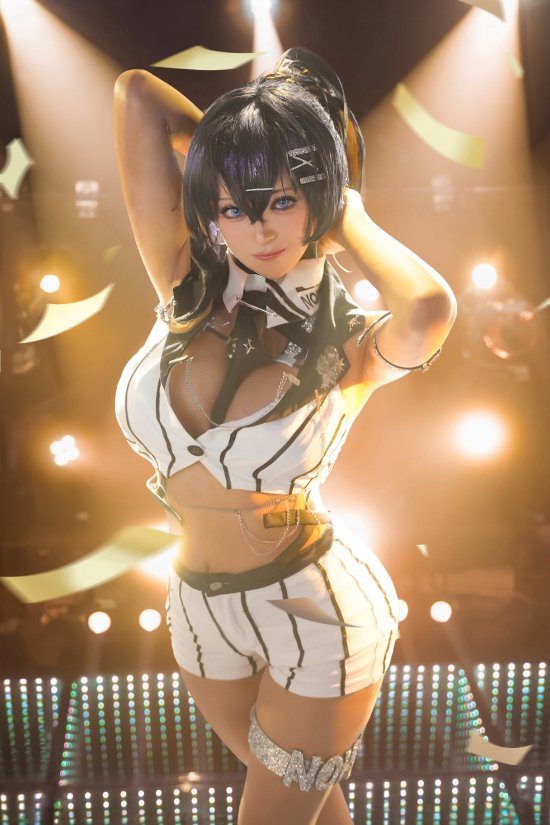 日本推主分享《胜利女神：妮姬》COS：红衣造型，傲人曲线吸睛