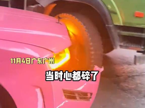 劳斯莱斯出车祸司机淡定拍照，货车司机被判全责