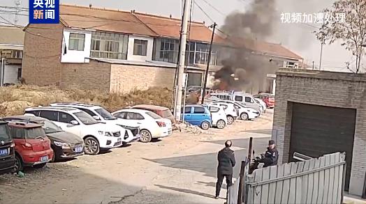 小孩玩火5辆车被烧成空壳，没有人员伤亡