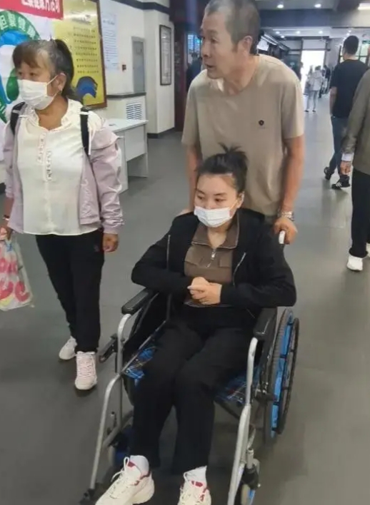 一女子被新婚丈夫家暴失明，其母亲希望男方受到法律严惩